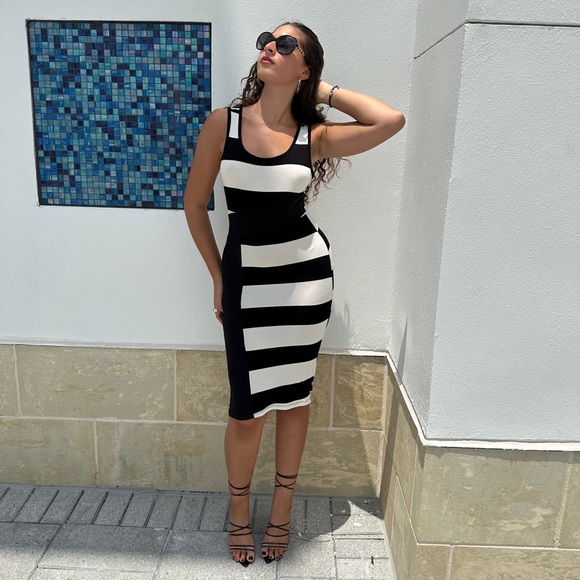 Sexy Black & White Bold Striped Bodycon Dress 🔥 - Picture 5 of 6